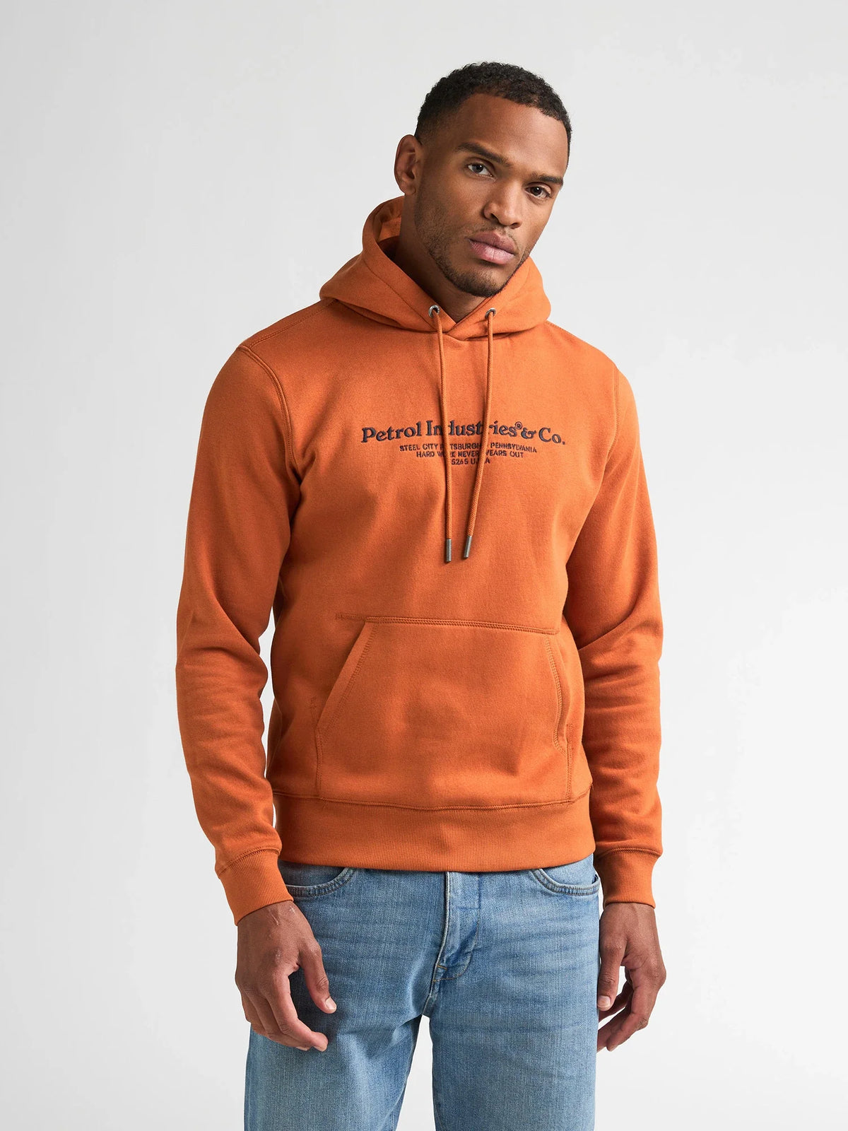 Sudadera con capucha y mangas raglán estampadas cedarwoo