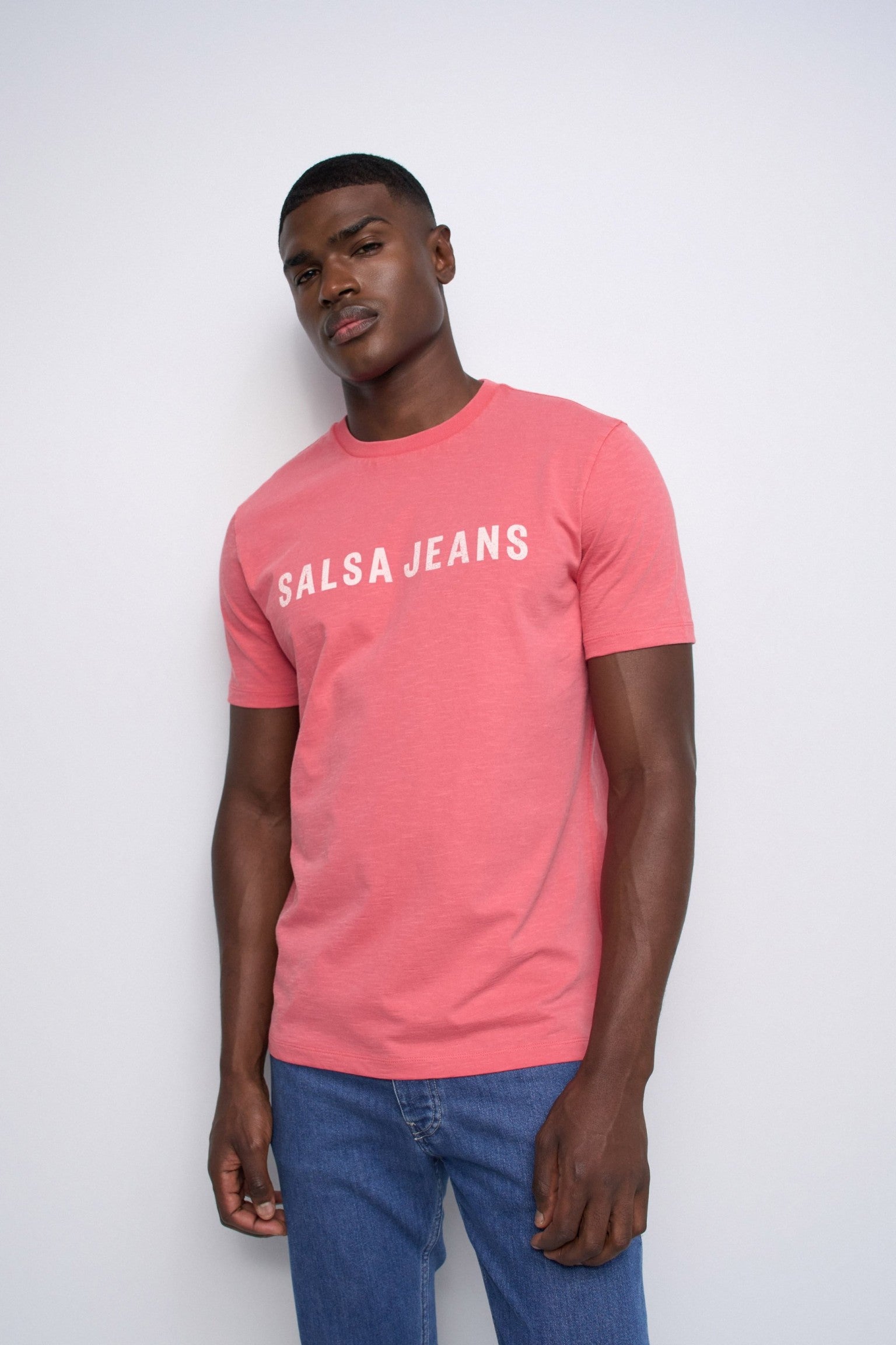 CAMISETA CON BRANDING