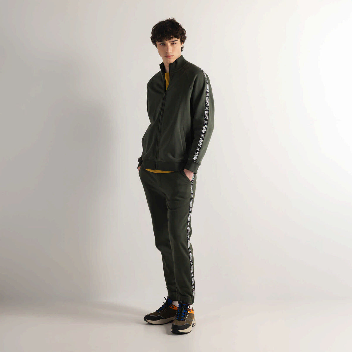 Pantalón Deportivo de Chándal Slim Fit Caqui con Banda Lateral ESSENTIALS PANT SQUADRA KHAKI