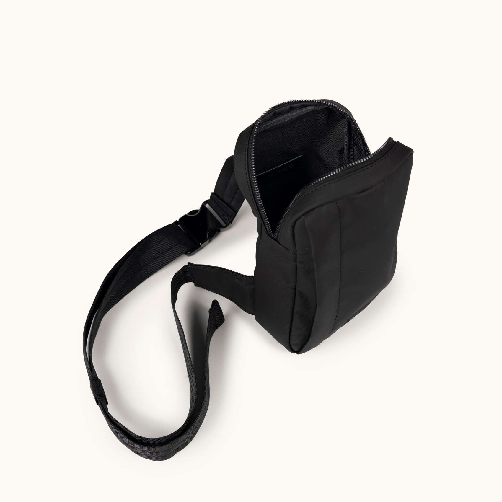 Mochila cruzada de poliéster reciclado negra MOCHILA CRUZADA PEAK RECICLADA