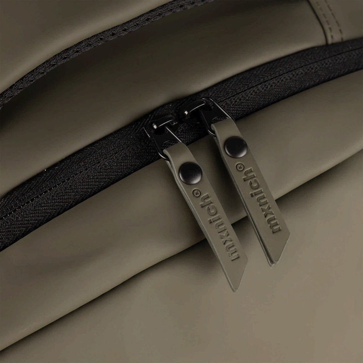 Mochila Urbana Impermeable Kaki con Compartimento para Portátil HUSH BACKPACK KHAKI