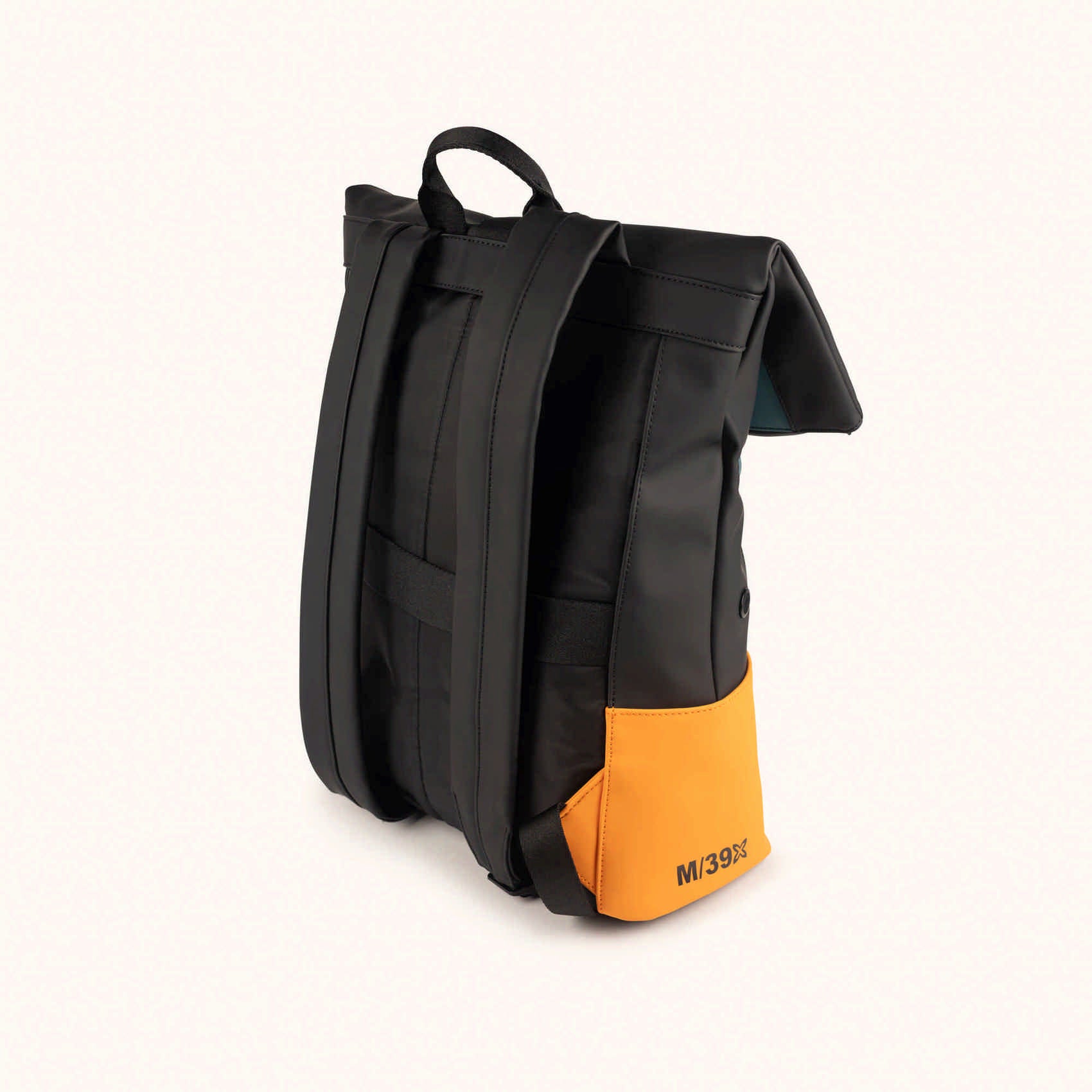 Mochila Urbana Impermeable Munich color negro y naranja