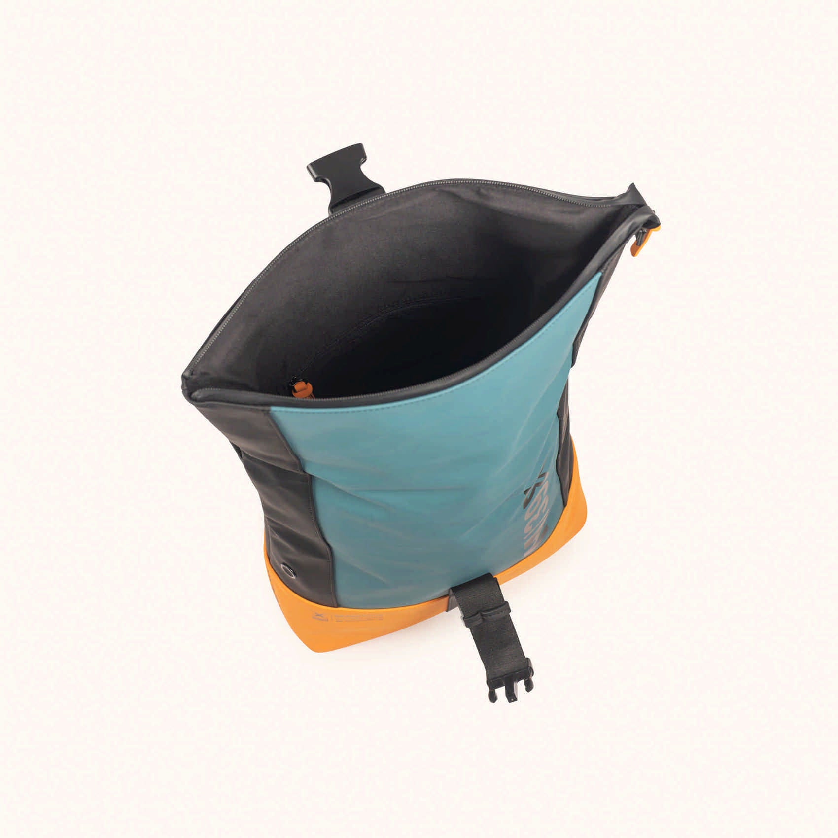 Mochila Urbana Impermeable Munich color negro y naranja