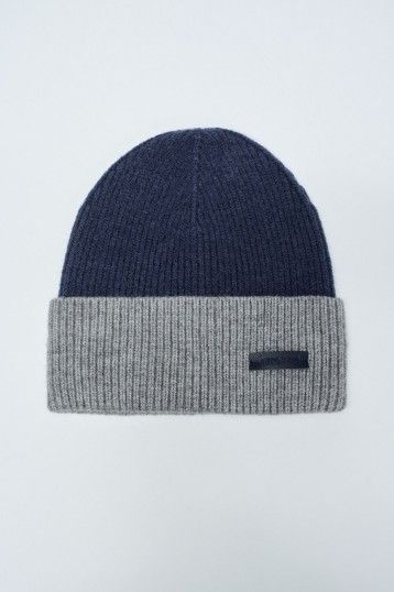 KNIT BEANIE WITH LABEL