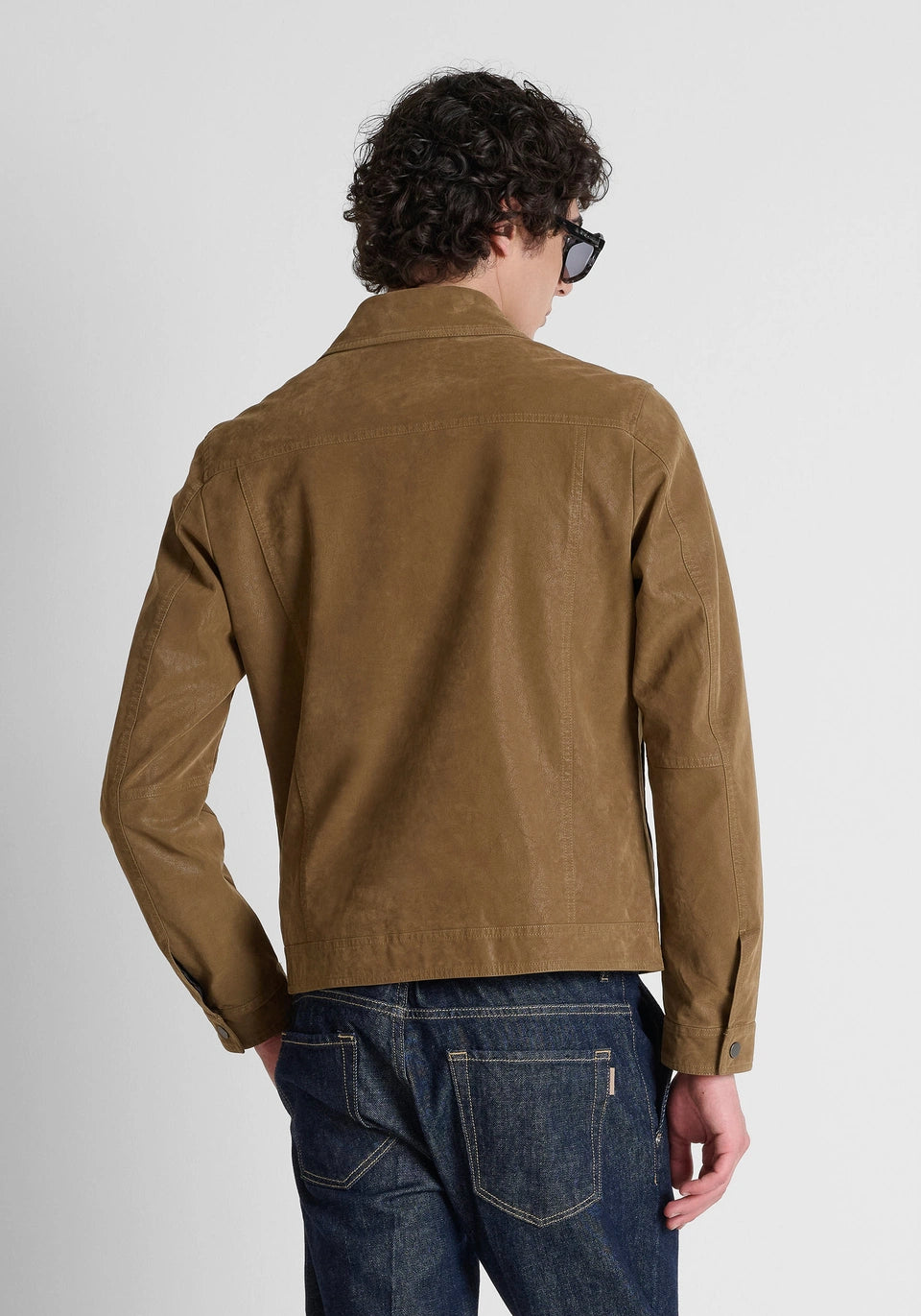 Abrigo beige slim fit en ante sintética