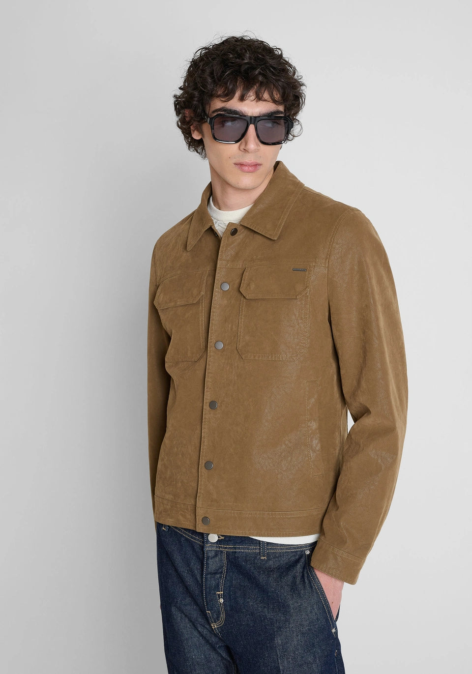 Abrigo beige slim fit en ante sintética