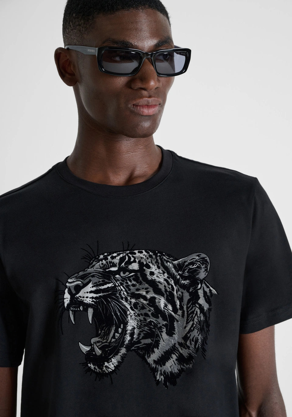 Camiseta negra regular fit en punto jersey de algodón con logo de plástico mate y estampado flock