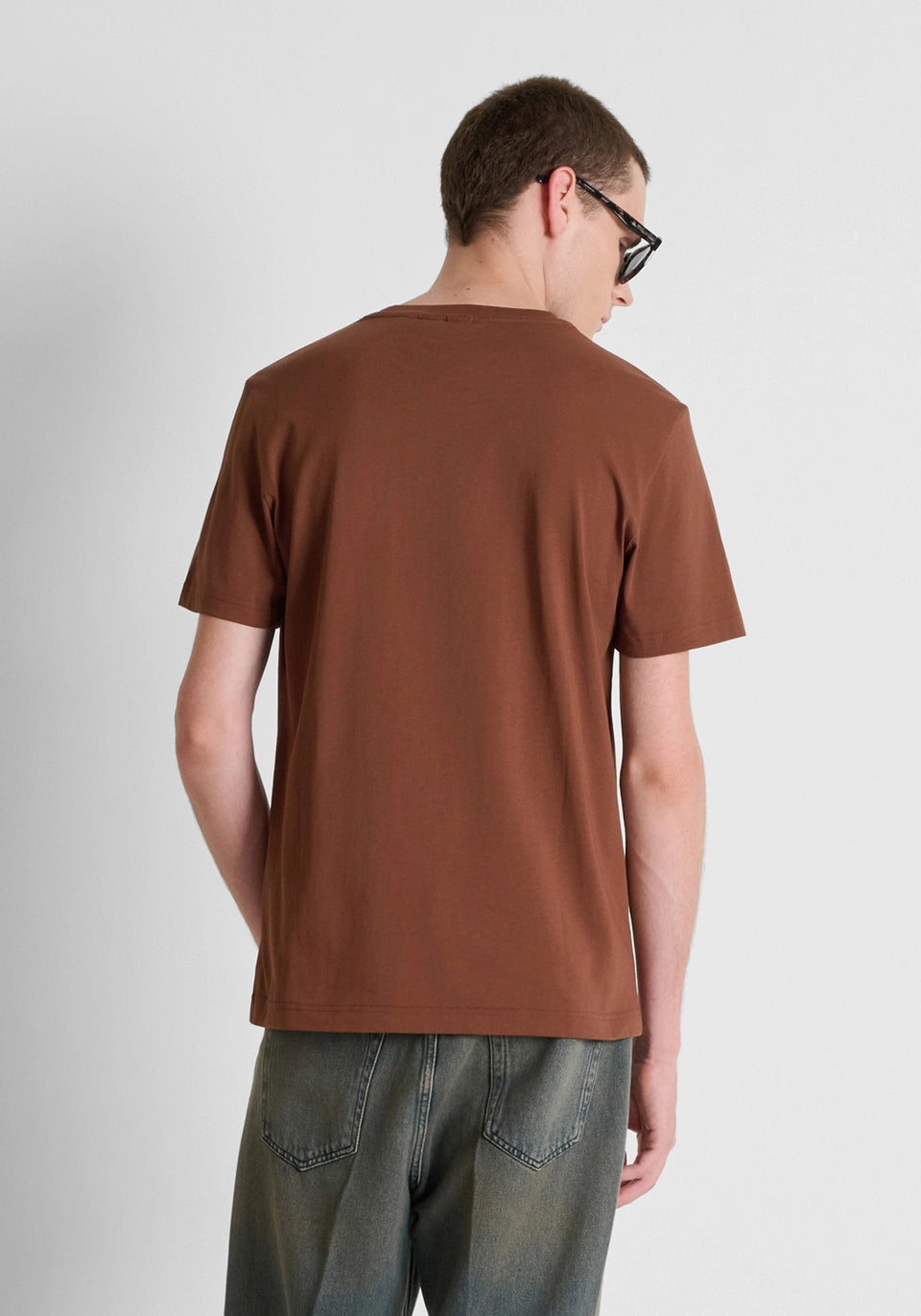 Camiseta color tabaco regular fit en punto jersey de algodón con estampado en el delantero