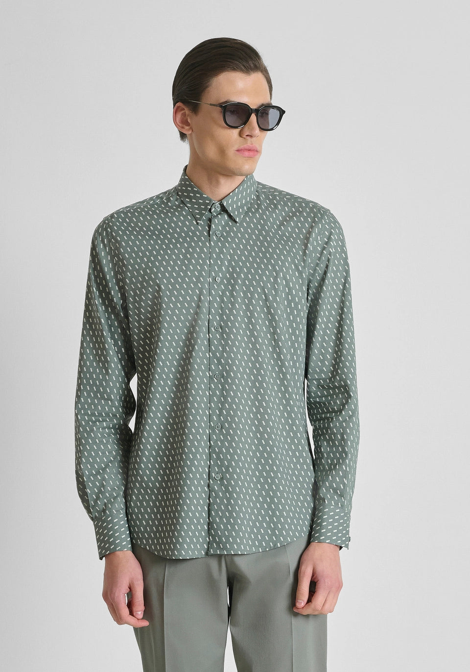 CAMISA REGULAR FIT «NAPOLI» DE MEZCLA DE ALGODÓN ESTAMPADO Y PLACA CON LOGOTIPO