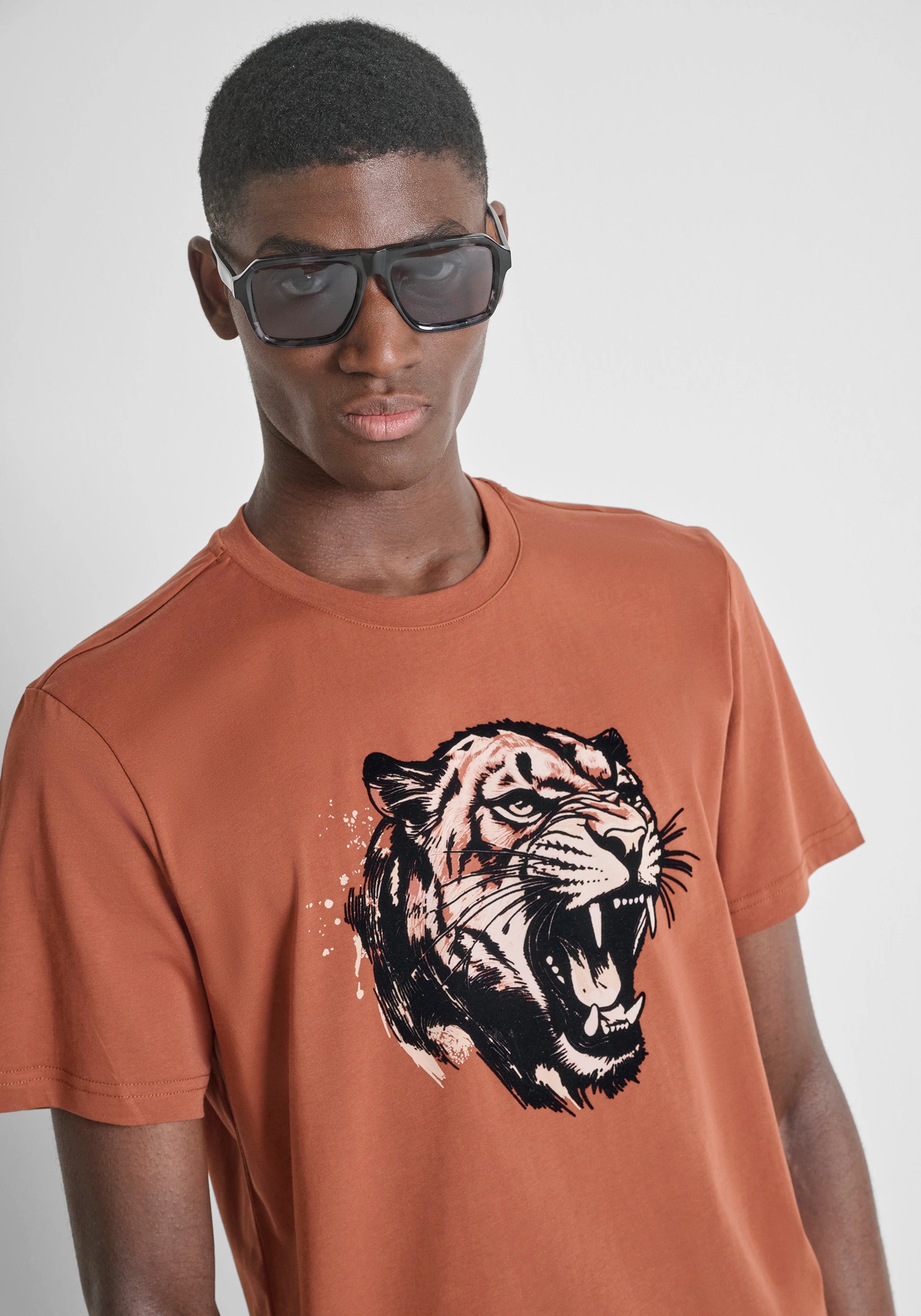 CAMISETA ANTONY MORATO REGULAR FIT DE PUNTO DE ALGODÓN CON ESTAMPADO TEJA