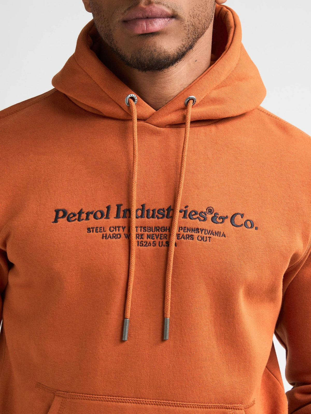 Sudadera con capucha y mangas raglán estampadas cedarwoo
