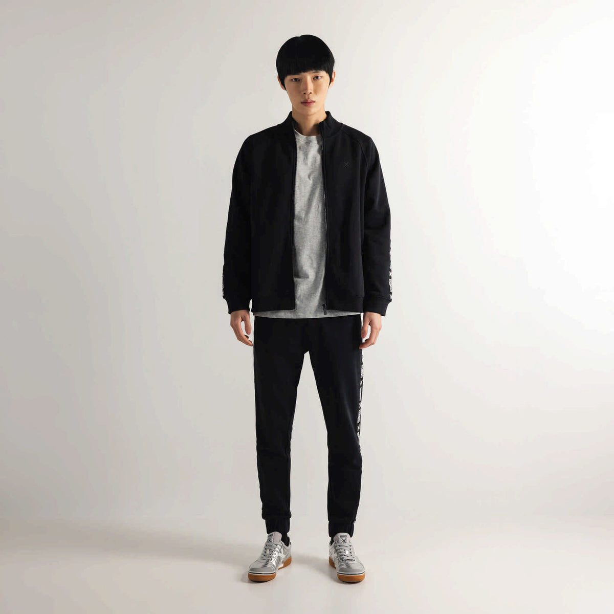 Chaqueta Deportiva de Chándal Negra con Banda Lateral ESSENTIALS JACKET SQUADRA BLACK
