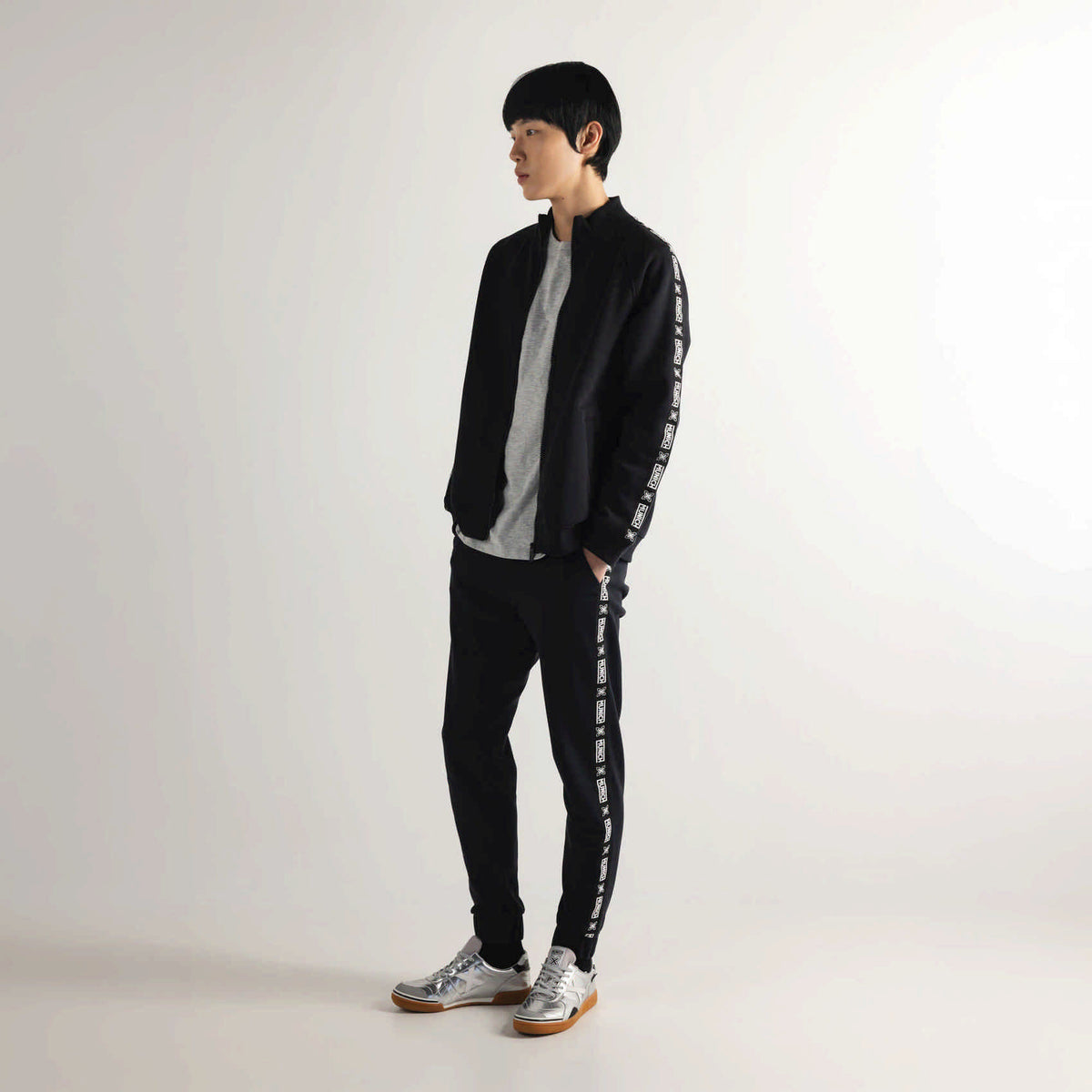 Chaqueta Deportiva de Chándal Negra con Banda Lateral ESSENTIALS JACKET SQUADRA BLACK