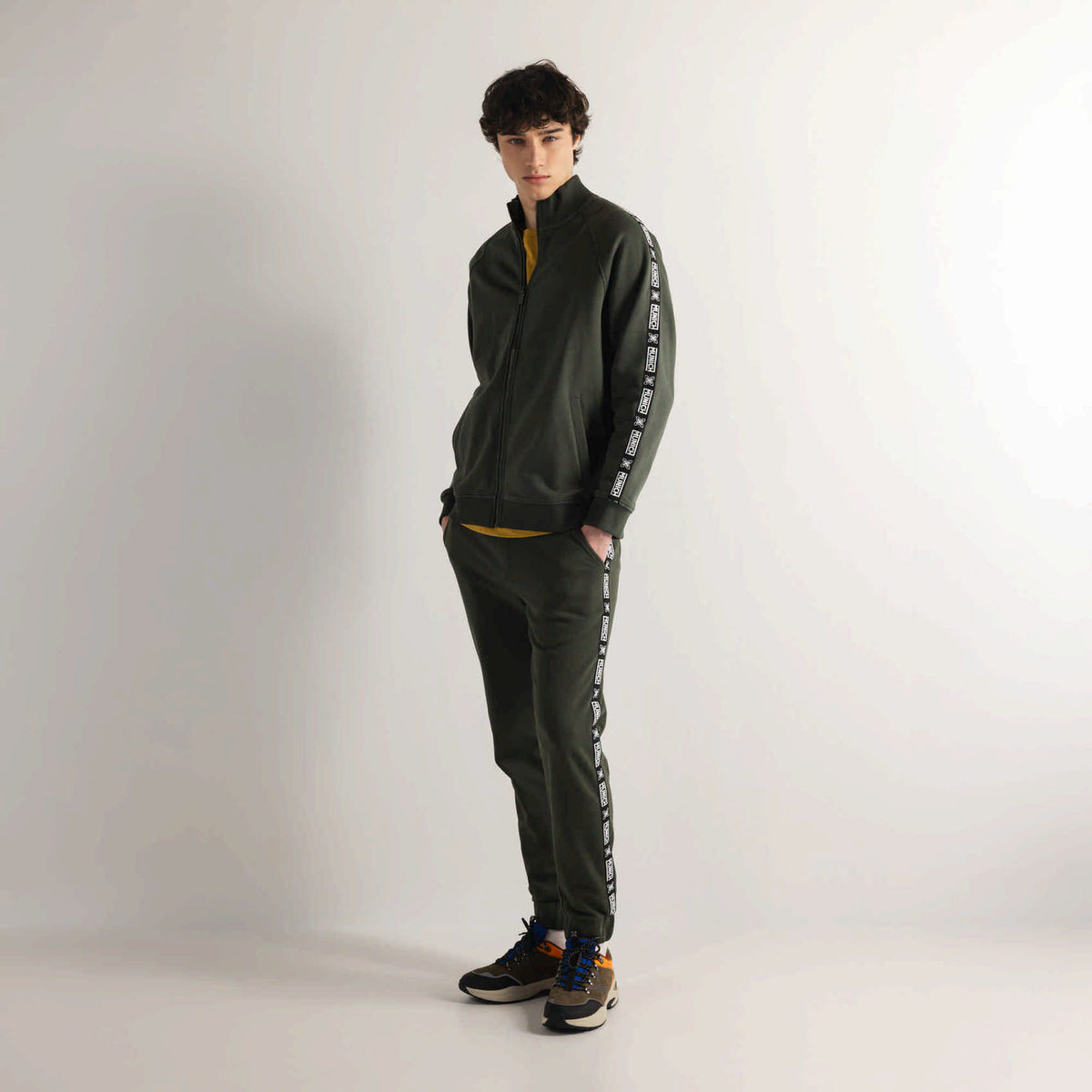 Chaqueta Deportiva de Chándal Negra con Banda Lateral ESSENTIALS JACKET SQUADRA BLACK (Copia)