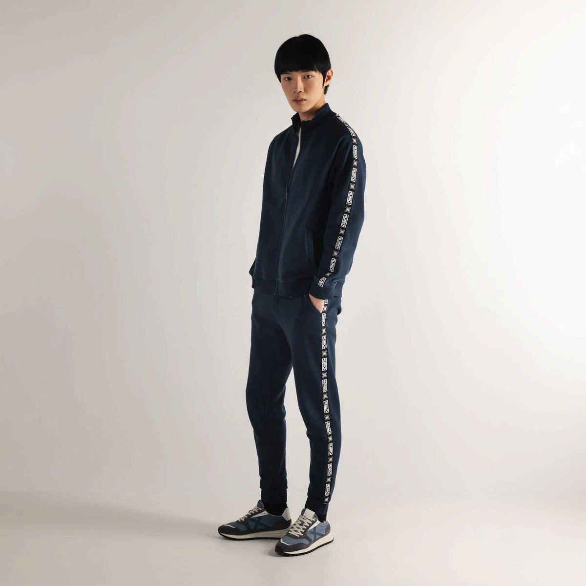 Chaqueta Deportiva de Chándal Azul Marino con Banda Lateral ESSENTIALS JACKET SQUADRA NAVY