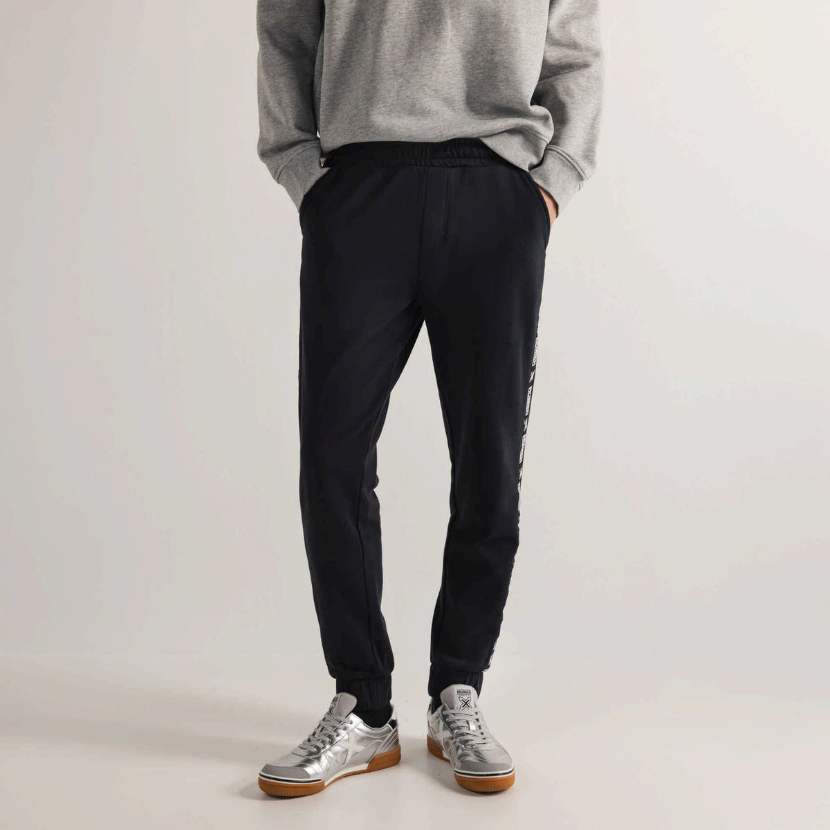 Pantalón Deportivo de Chándal Slim Fit Negro con Banda Lateral ESSENTIALS PANT SQUADRA BLACK