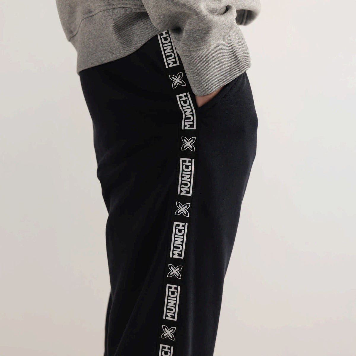Pantalón Deportivo de Chándal Slim Fit Negro con Banda Lateral ESSENTIALS PANT SQUADRA BLACK