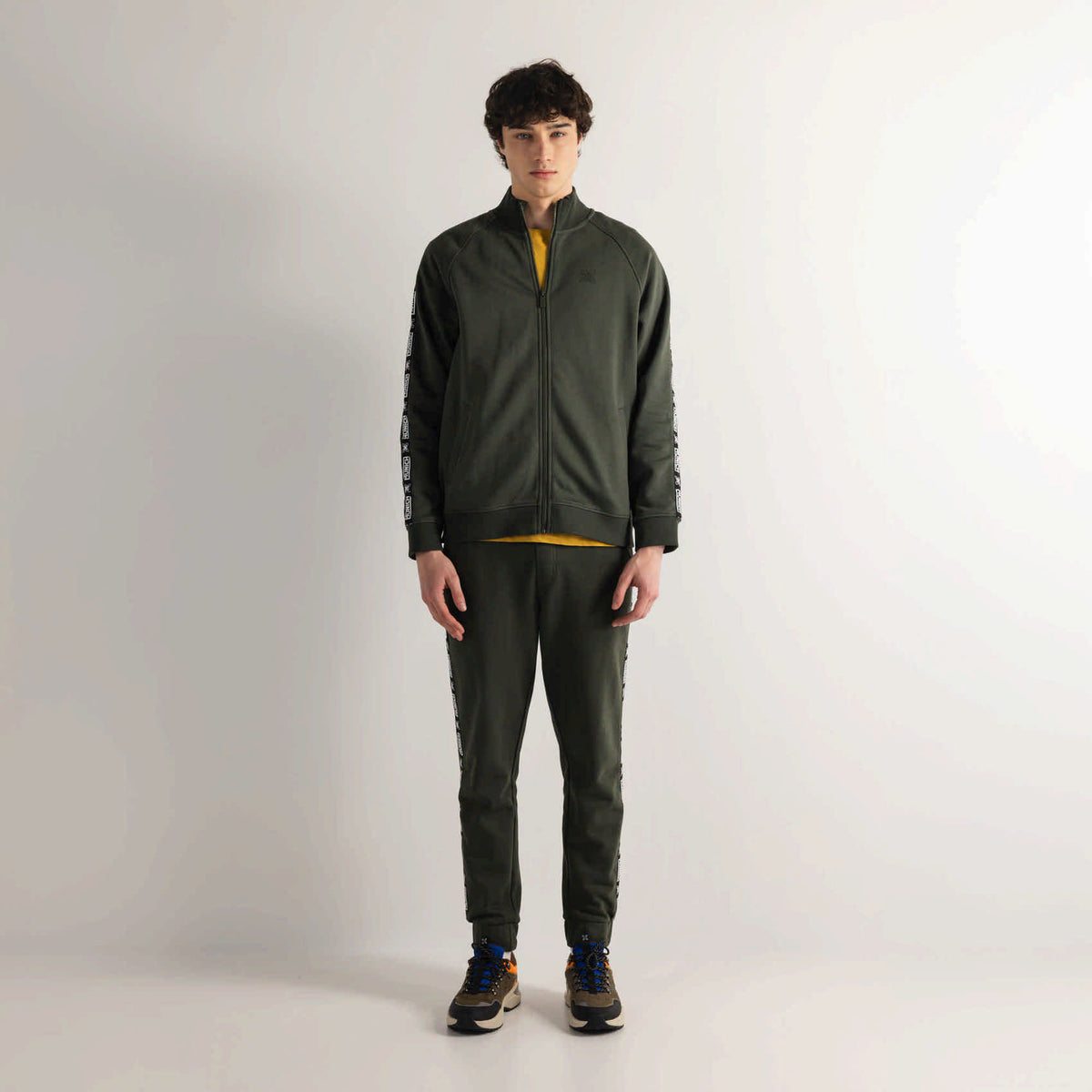 Pantalón Deportivo de Chándal Slim Fit Caqui con Banda Lateral ESSENTIALS PANT SQUADRA KHAKI