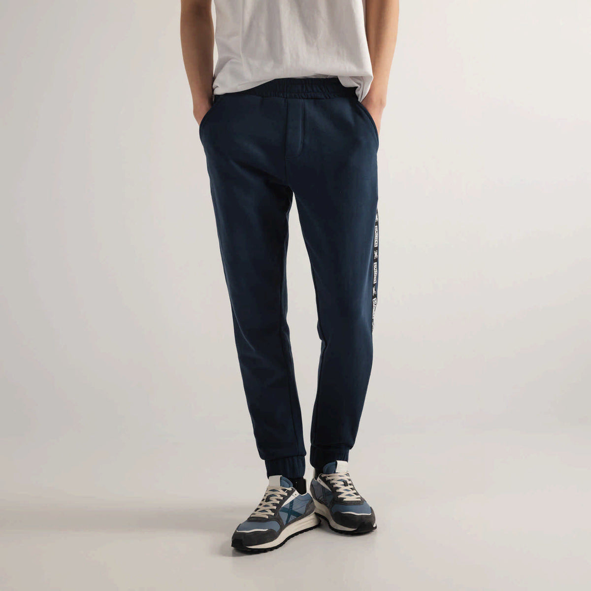 Pantalón de Chándal Slim Fit Azul Marino con Banda Lateral ESSENTIALS PANT SQUADRA NAVY