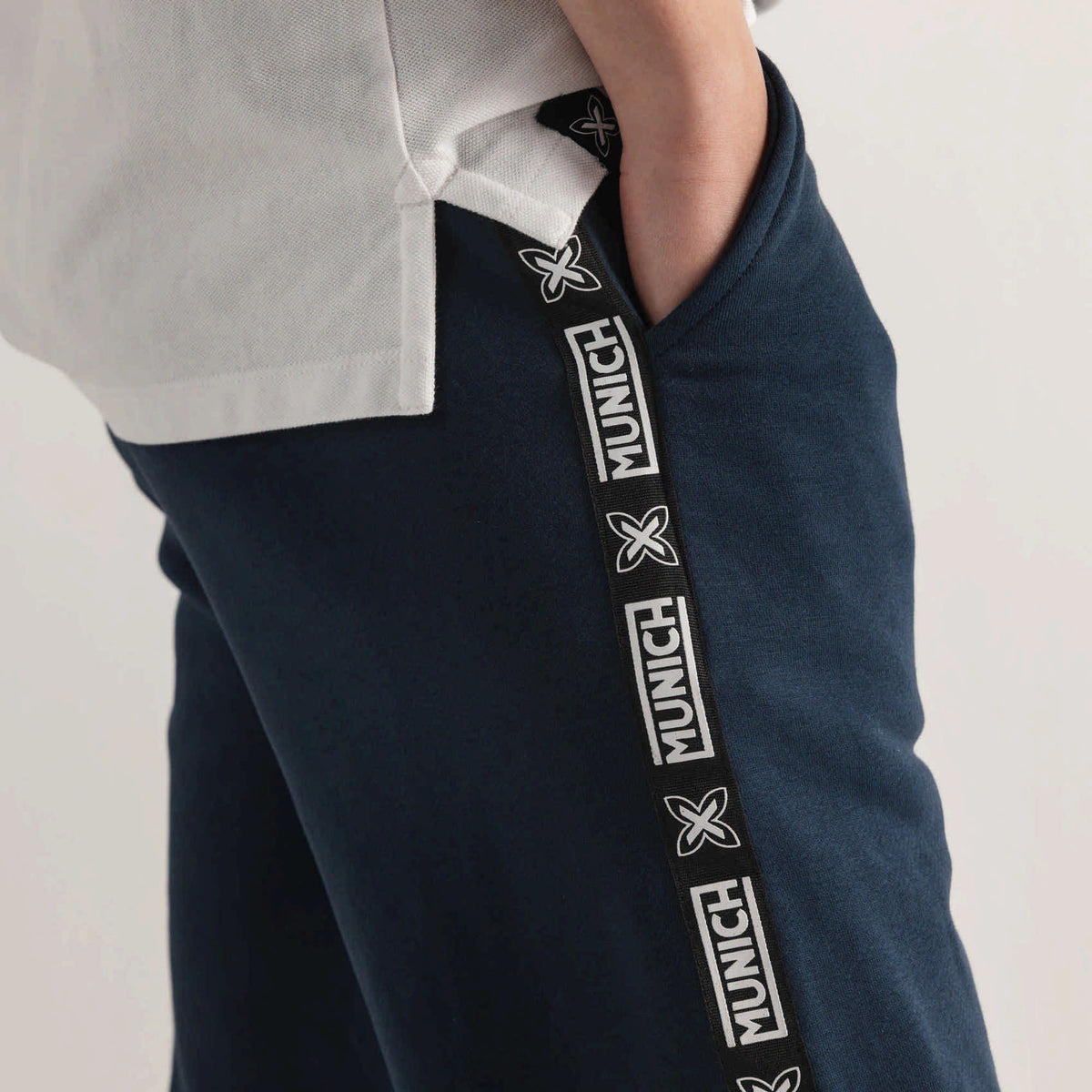 Pantalón de Chándal Slim Fit Azul Marino con Banda Lateral ESSENTIALS PANT SQUADRA NAVY