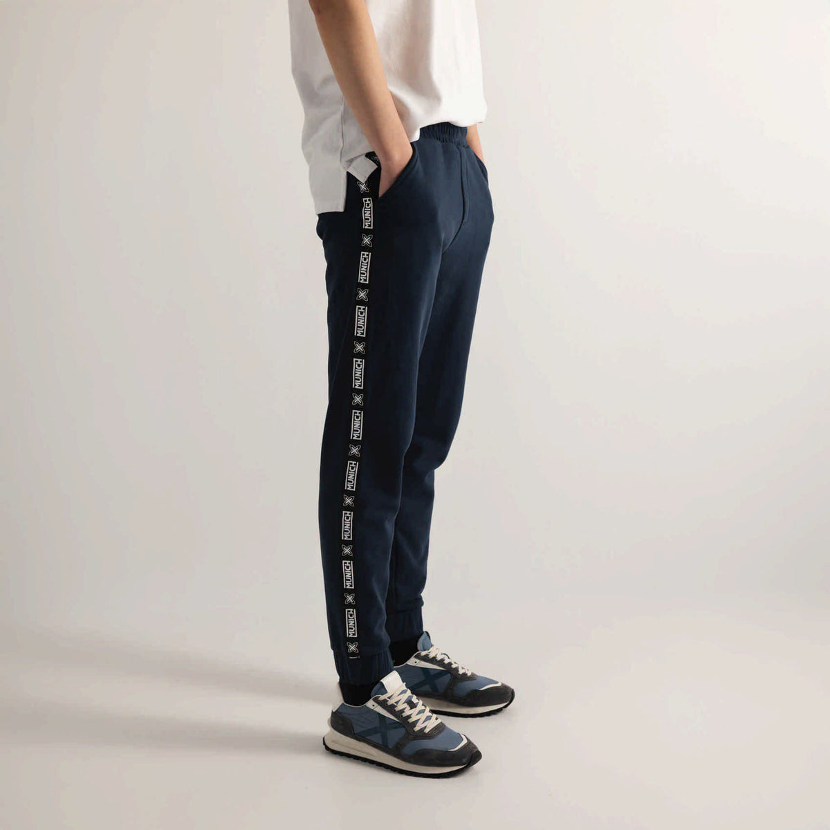 Pantalón de Chándal Slim Fit Azul Marino con Banda Lateral ESSENTIALS PANT SQUADRA NAVY