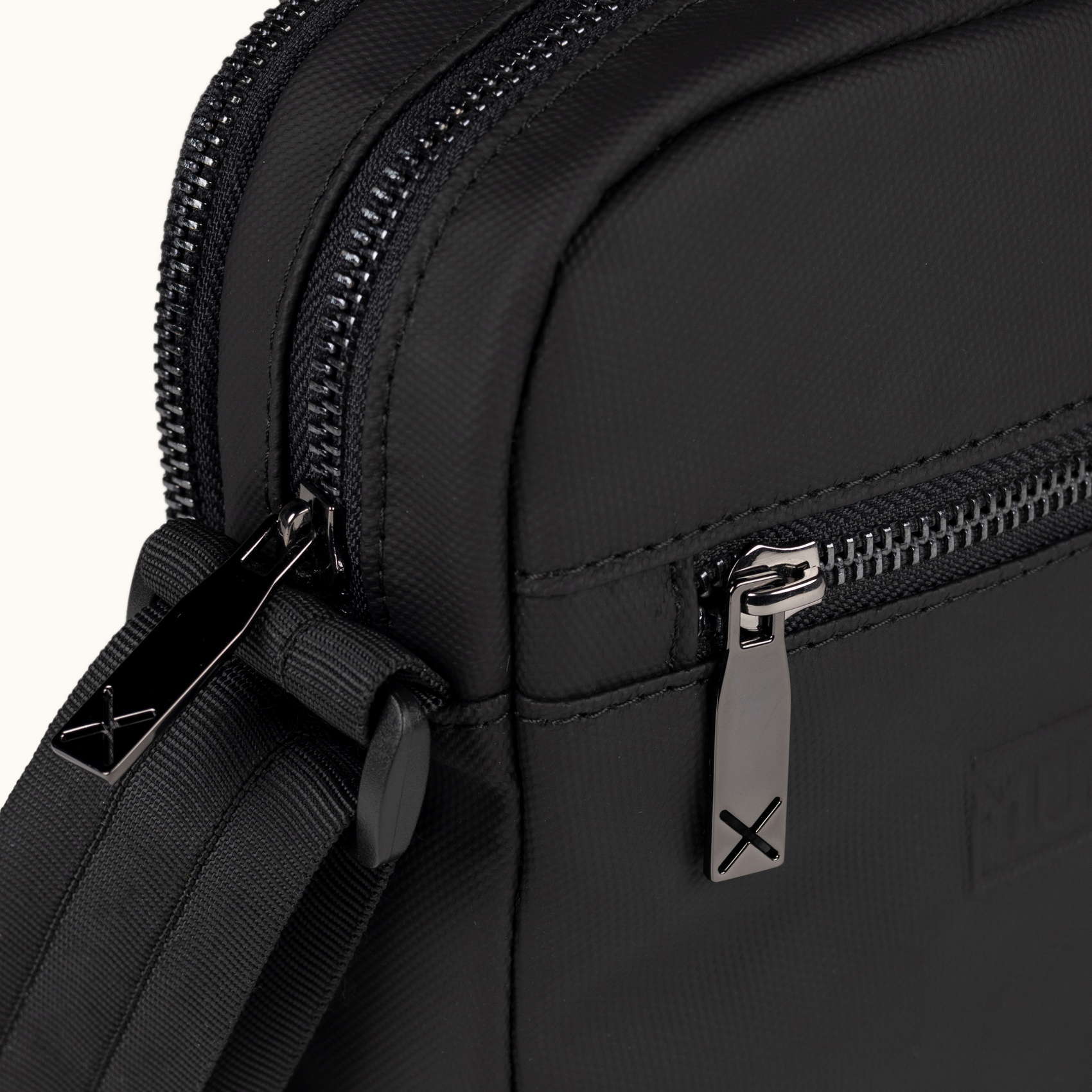 Bandolera sostenible de doble compartimento negra PEAK RECYCLED CROSSBODY