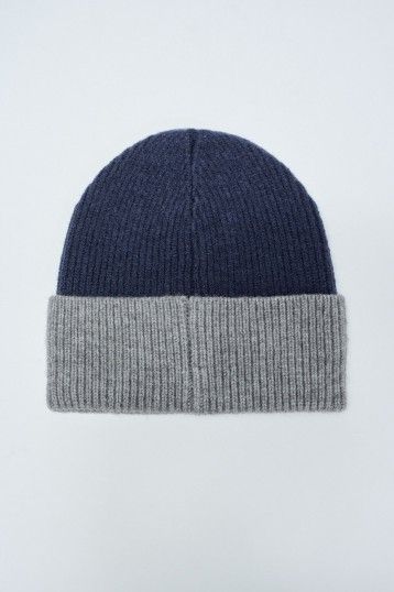 KNIT BEANIE WITH LABEL