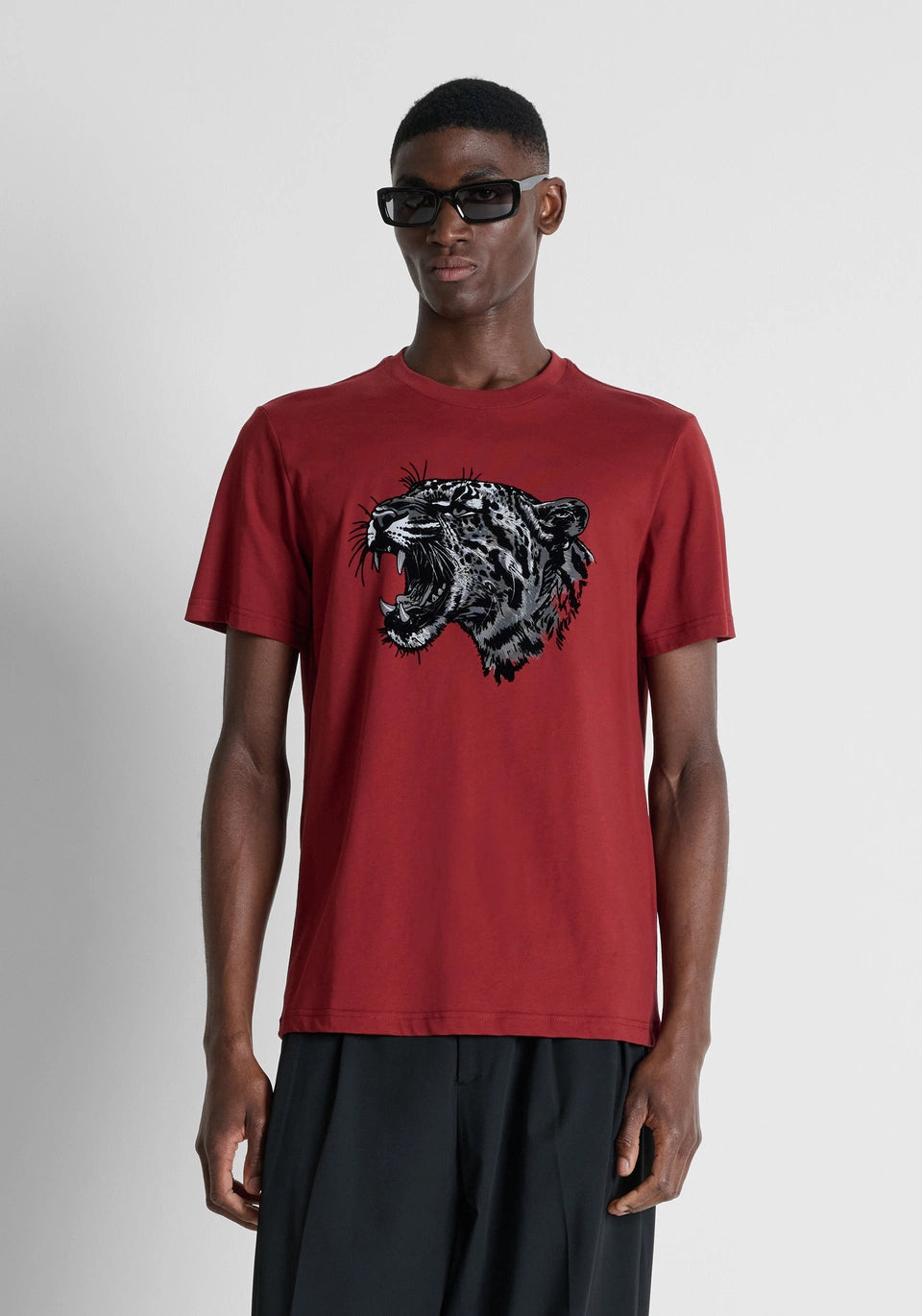 Camiseta color vino regular fit en punto jersey de algodón con logo de plástico mate y estampado flock