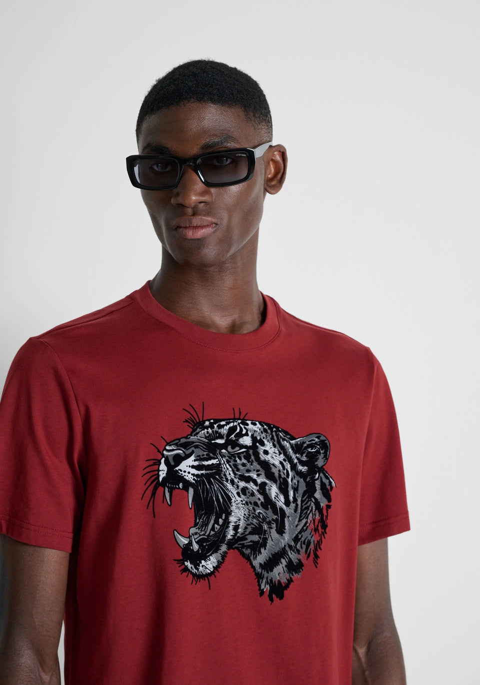 Camiseta color vino regular fit en punto jersey de algodón con logo de plástico mate y estampado flock