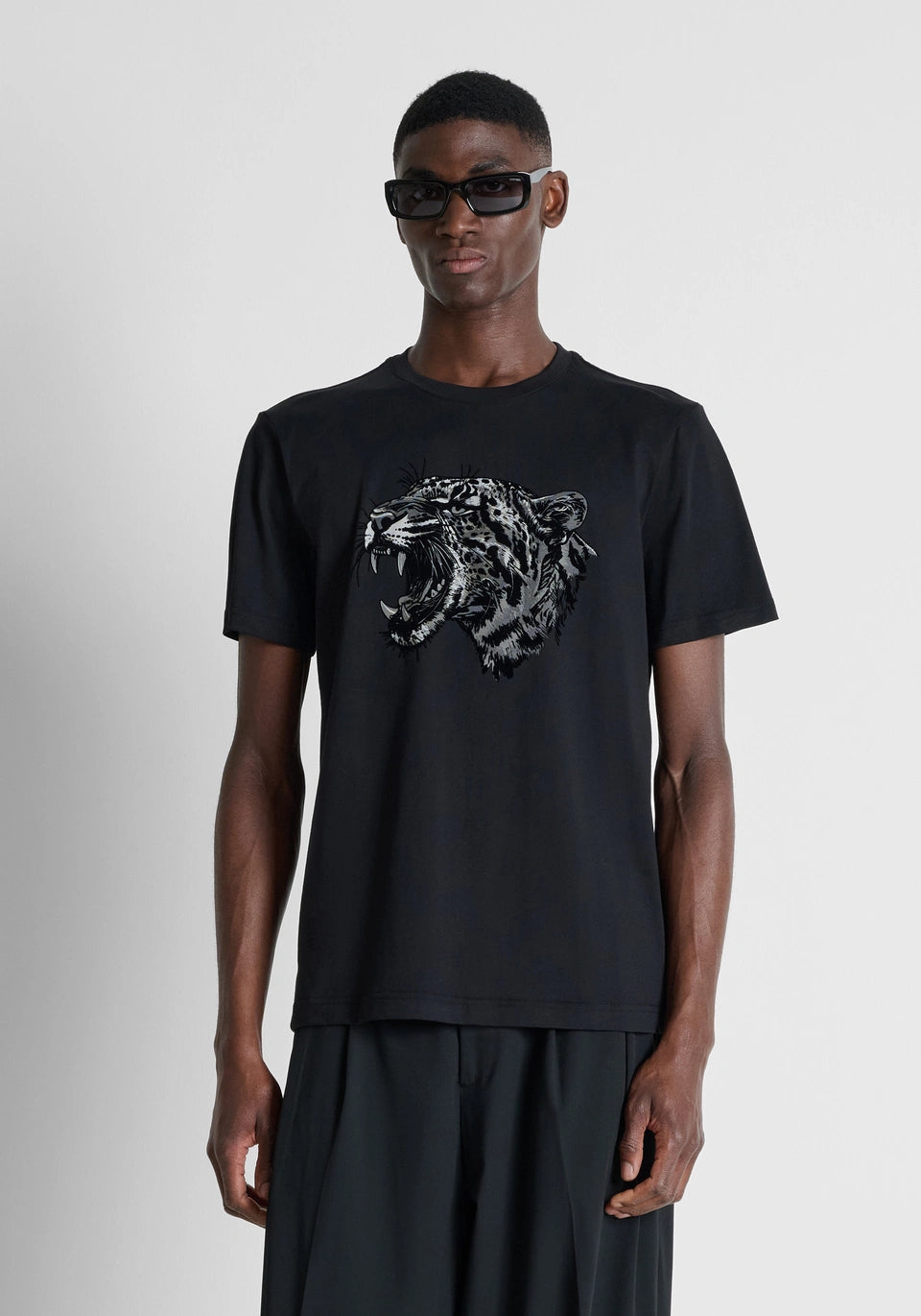 Camiseta negra regular fit en punto jersey de algodón con logo de plástico mate y estampado flock