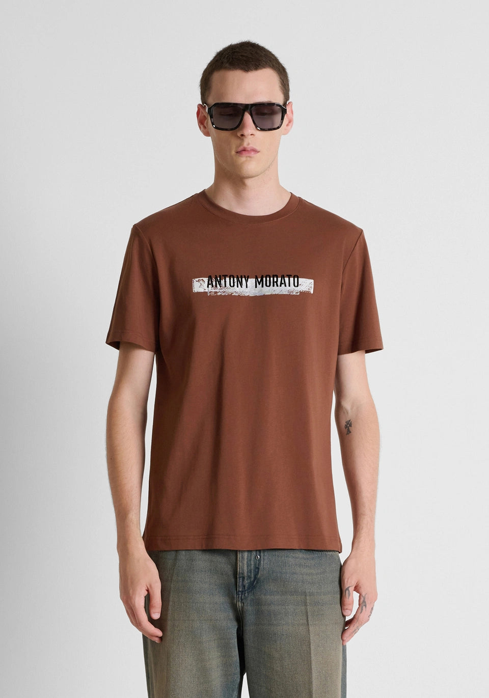 Camiseta color tabaco regular fit en punto jersey de algodón con estampado en el delantero