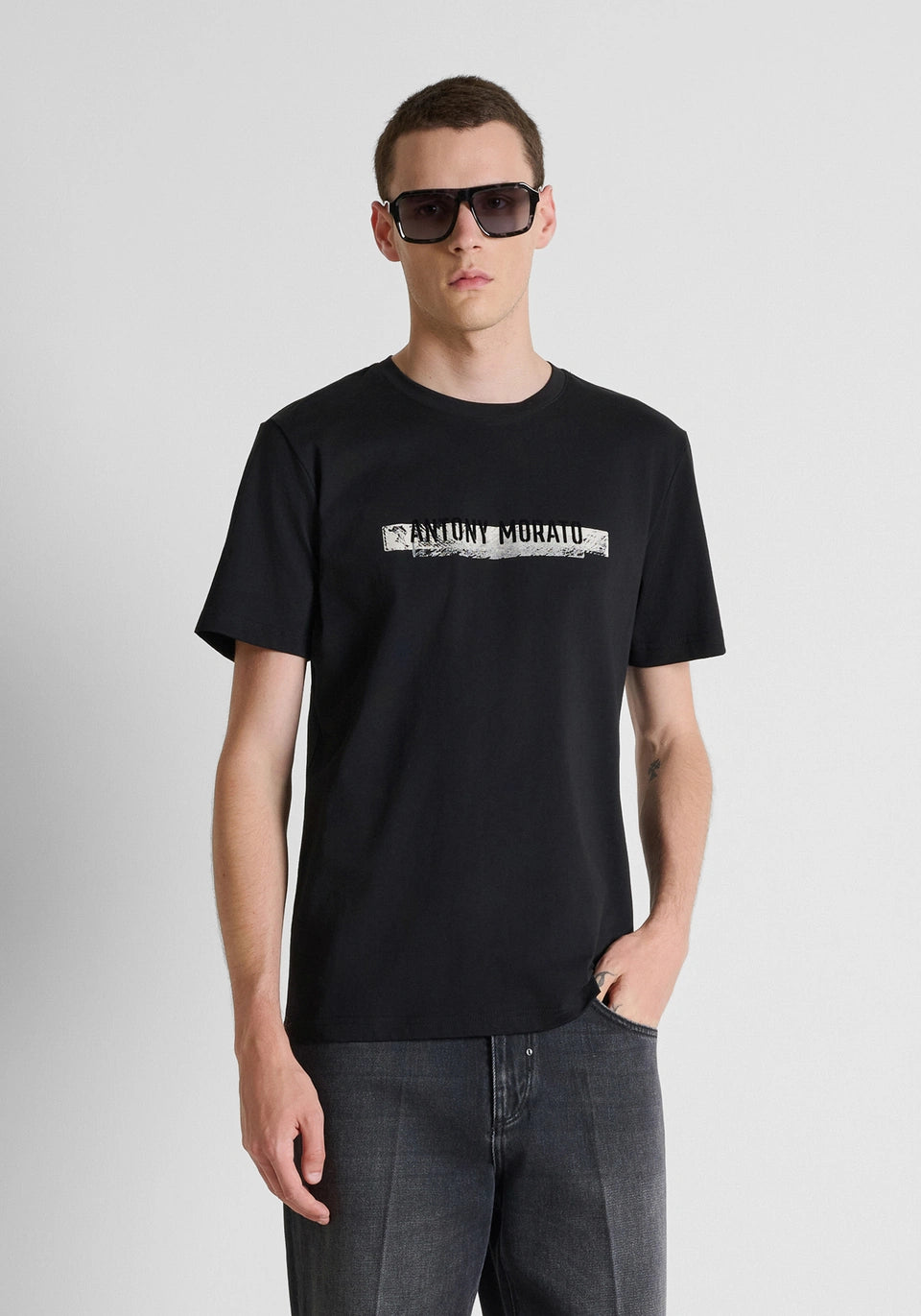 Camiseta negra regular fit en punto jersey de algodón con estampado en el delanter