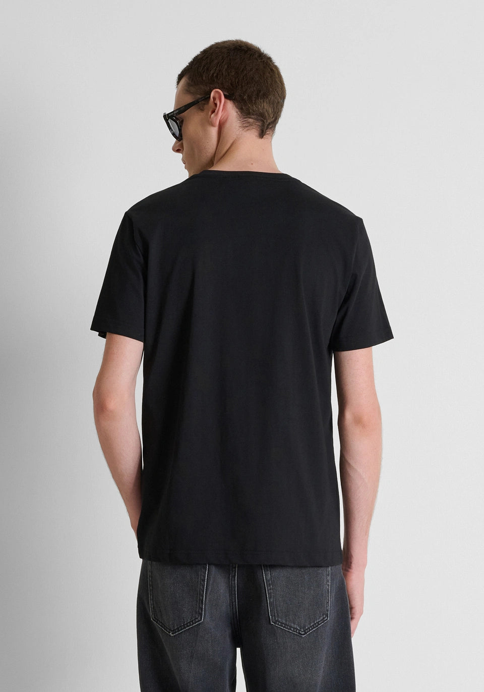 Camiseta negra regular fit en punto jersey de algodón con estampado en el delanter