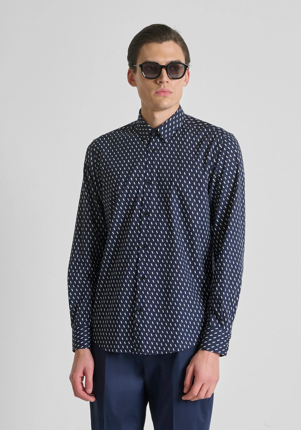 CAMISA REGULAR FIT «NAPOLI» DE MEZCLA DE ALGODÓN ESTAMPADO Y PLACA CON LOGOTIPO