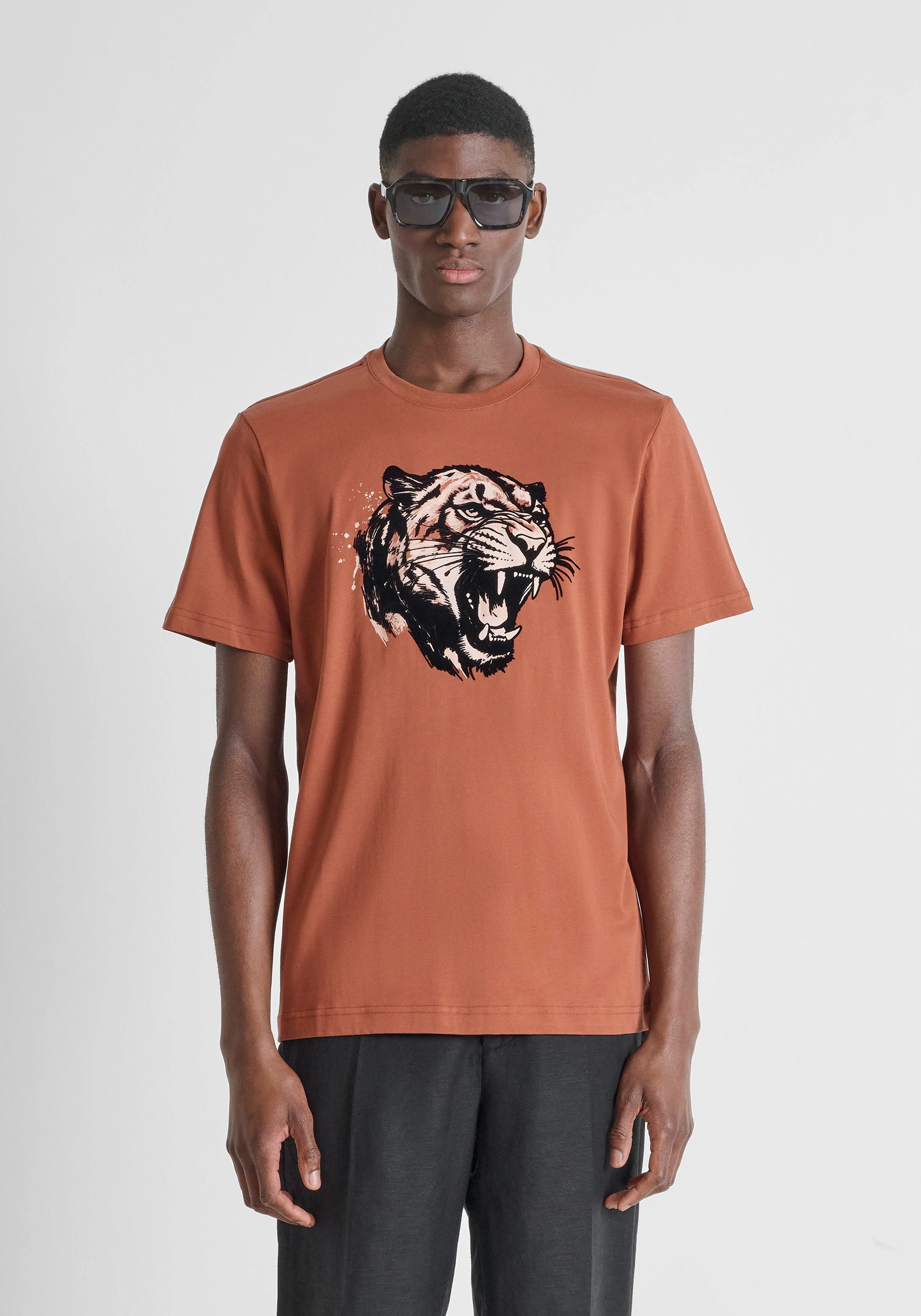 CAMISETA ANTONY MORATO REGULAR FIT DE PUNTO DE ALGODÓN CON ESTAMPADO TEJA