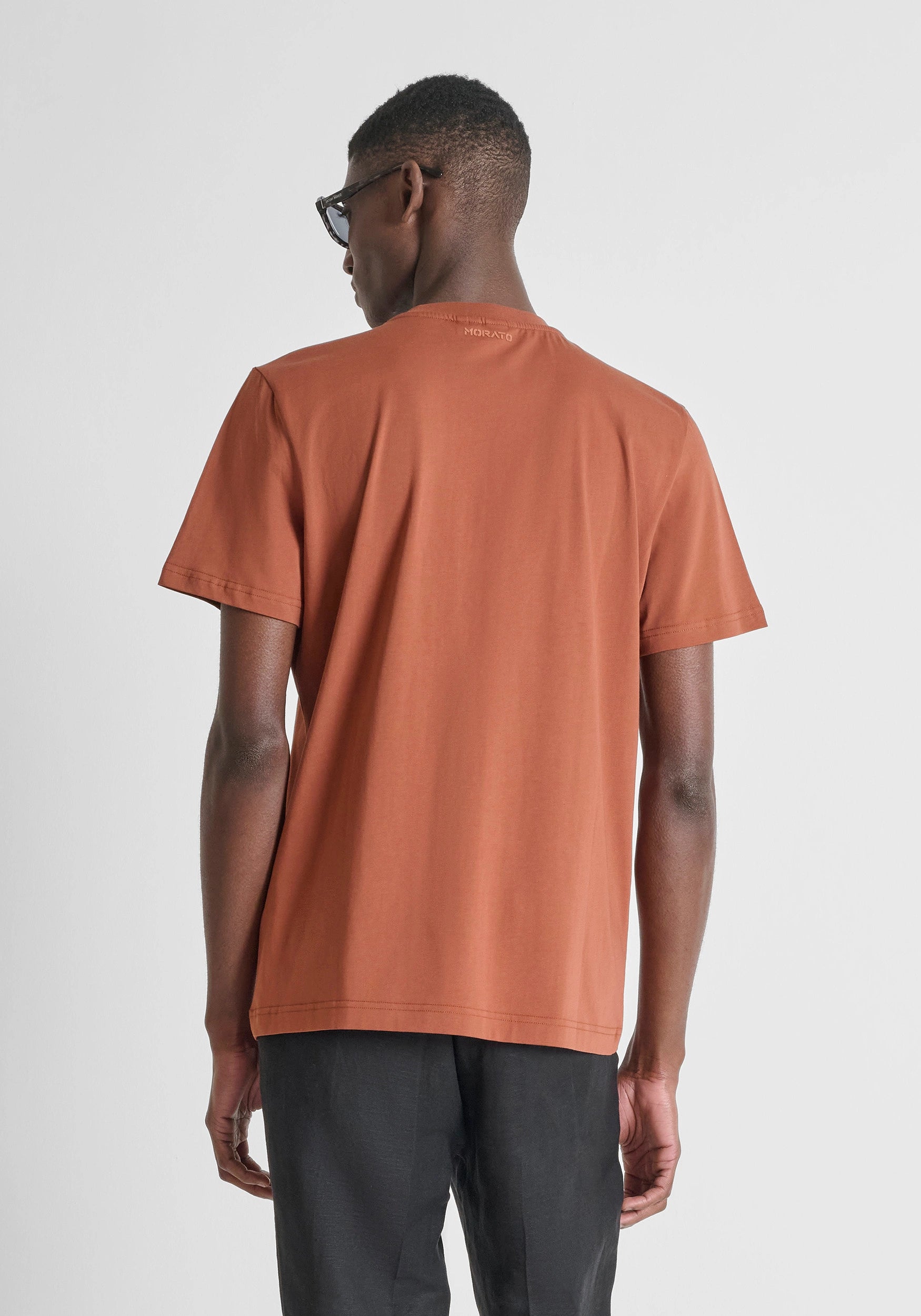 CAMISETA ANTONY MORATO REGULAR FIT DE PUNTO DE ALGODÓN CON ESTAMPADO TEJA